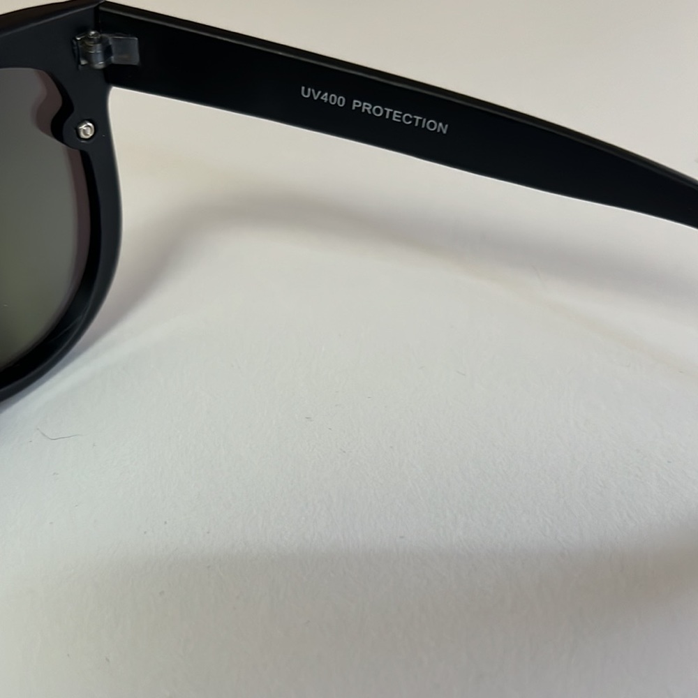 Polarized Lense Men’s Sunglasses - Picture 3 of 4